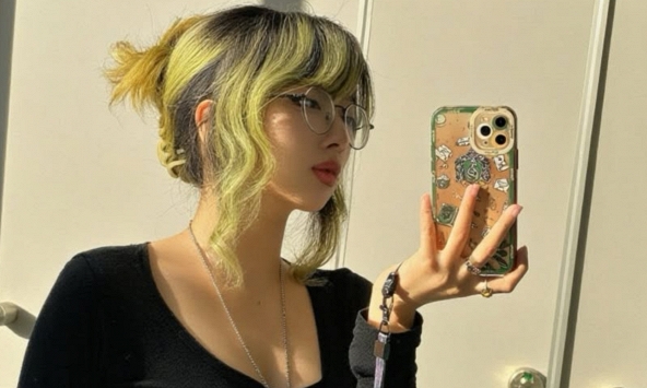 Mercury Nguyen tiếp tục khoe dáng nhưng trang phục khiến fan lo ngại