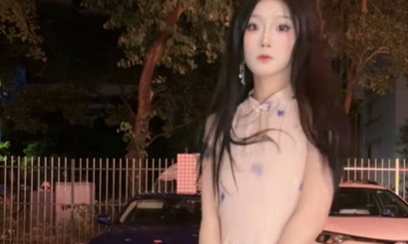 Nhảy nhót 'ố dề' giữa phố, hot girl hút hơn 60 triệu view với loạt video 'độc lạ' không giống ai