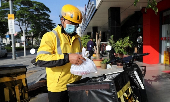 Từng là chủ nhà hàng lẩu, người đàn ông đi làm shipper kiếm 70 triệu đồng/tháng thừa nhận: “Không có công việc nào trả lương cao hơn”