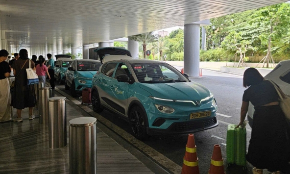 Ai đến Sài Gòn du lịch, đáp Tân Sơn Nhất dịp lễ, nhất định phải biết điều này để bắt xe công nghệ siêu nhanh