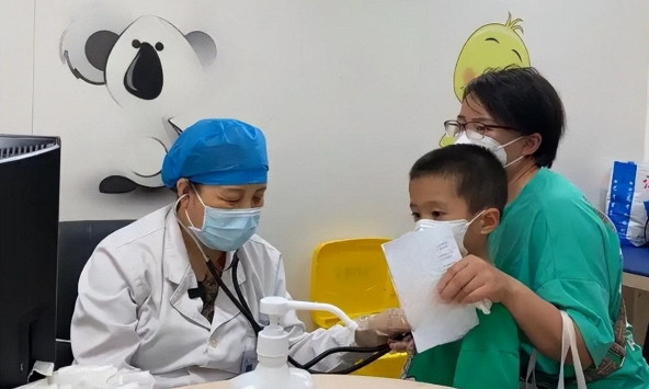 Cậu bé 12 tuổi mắc ung thư tuyến tụy, bác sĩ hỏi 1 câu khiến cha mẹ chết lặng: Nhiều gia đình có chung thói quen này