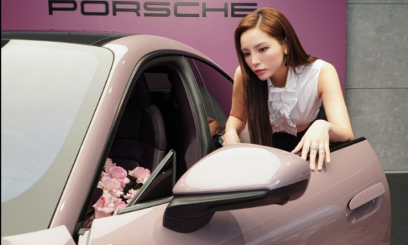 Hoa hậu Kỳ Duyên tậu 'xế cưng' Porsche Taycan gần 5 tỷ đồng
