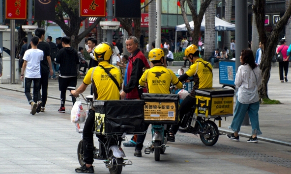 Leo thang máy, shipper giao đồ ăn kiếm tiền triệu mỗi ngày