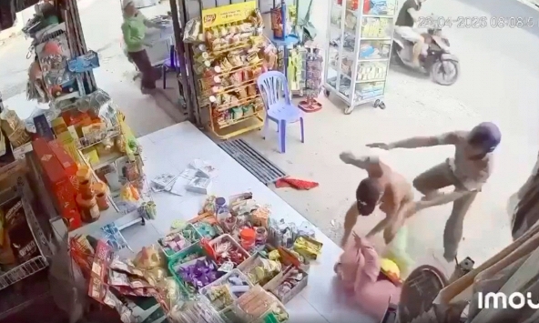 Nguyên nhân người đàn ông khỏa thân xông vào tiệm tạp hóa hành hung cô giáo