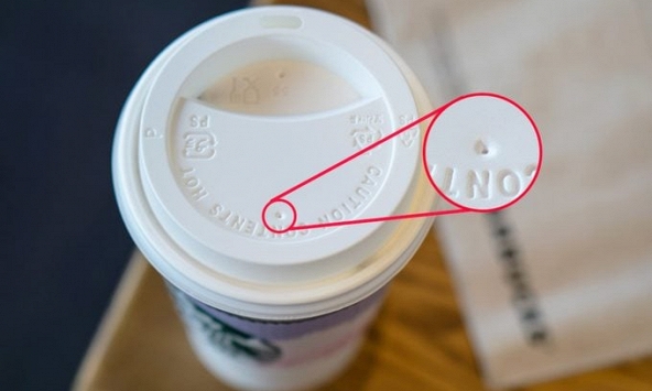 Uống cà phê mỗi ngày, nhưng 99% người dùng không biết lỗ nhỏ trên nắp cốc dùng để làm gì