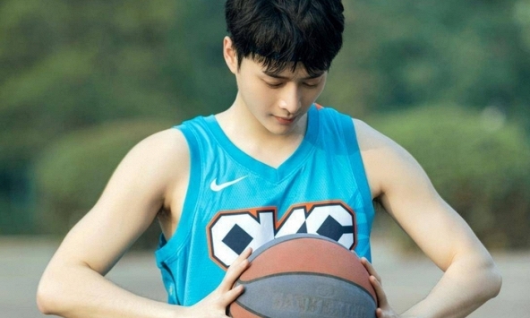 Nam diễn viên 9X điển trai biến mất khỏi showbiz suốt 3 năm, nay công khai vợ hơn 8 tuổi và con gái sinh non nặng có 1,18kg