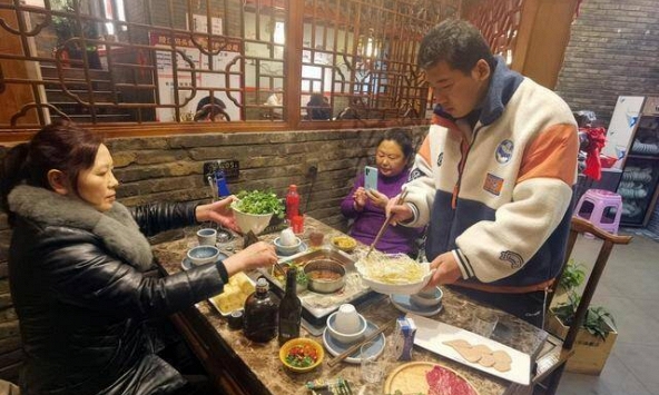 Bỏ 771 tỷ mở quán lẩu, thu về 3,8 triệu mỗi ngày: Bi kịch của cả một phân khúc lẩu đang chết dần ở Trung Quốc