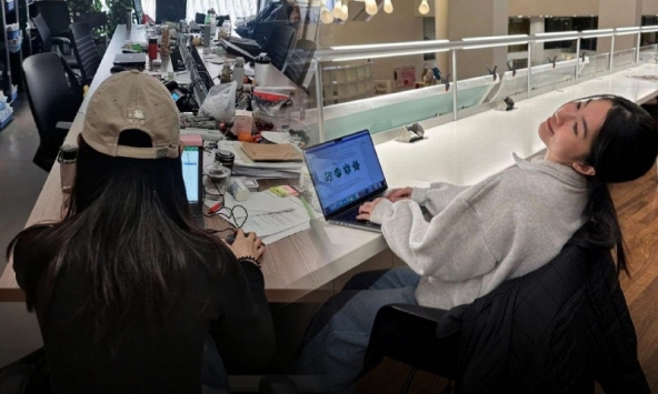 “Cày” từ 9h sáng đến 10h đêm, nghỉ lễ vẫn phải làm: Lương không đủ trả nợ cũng đành, giờ chịu đựng hoặc thất nghiệp