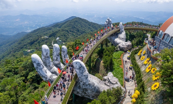 Du khách hồ hởi tận hưởng kỳ nghỉ đích thực trên đỉnh Bà Nà dịp lễ 30/4