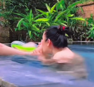 Hoa hậu Phương Lê hôn chân Vũ Luân gây chú ý