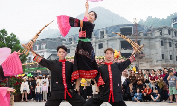 Lễ hội hoa hồng Sa Pa 2026 khai màn, hàng vạn du khách check-in bên triệu đoá hồng, vui bất tận từ sáng tới đêm