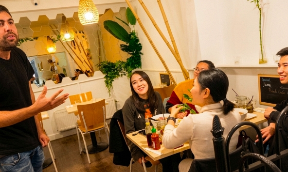 Mở đầu bằng “kính thưa” khi đi ăn với bạn Việt Nam, anh Tây khiến cả bàn tưởng đang dự hội nghị