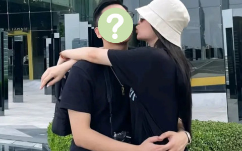 Nam ca sĩ Việt bị khui ảnh du lịch cùng vợ ngoài ngành