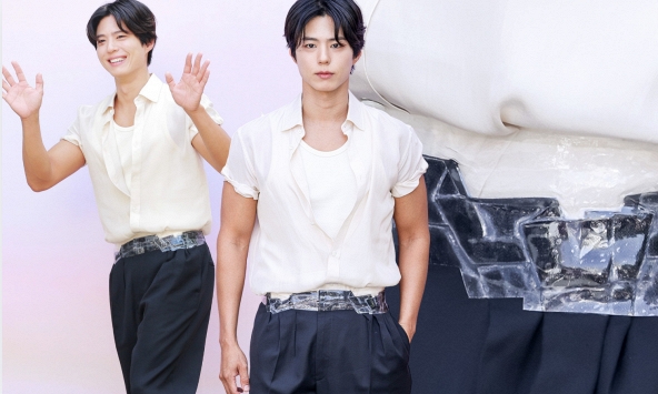 Park Bo Gum bị báo Hàn chê cười vì chiếc quần rộng phải quấn băng dính khỏi tuột giữa sự kiện