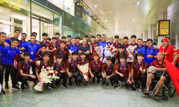 U17 Việt Nam vô địch Đông Nam Á về nước trong vòng tay yêu thương người hâm mộ 