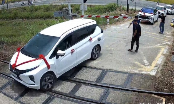 Xe rước dâu cố vượt rào chắn, mắc kẹt trên đường ray khi tàu đang tới: Danh tính tài xế và cái kết