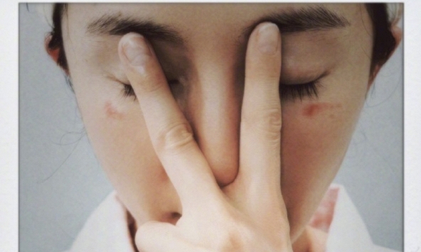 Dương Mịch bỏng mắt vì dùng mặt nạ hot