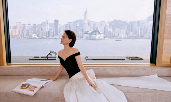 Ảnh hậu vứt bỏ hào quang, nuôi con riêng như con ruột để nhận lại nụ hôn công khai của chồng và 'tiểu tam' giữa phố đông