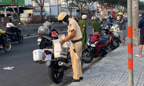 Cảnh sát giao thông ra quân xử lý nghiêm hành vi này, đã xử lý 235 trường hợp