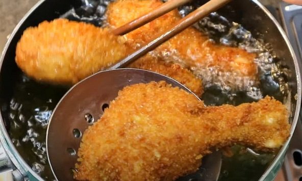 Cậu bé 14 tuổi rơi vào nguy kịch sau khi ăn liền lúc 6 chiếc đùi gà và vài miếng thịt lợn kho