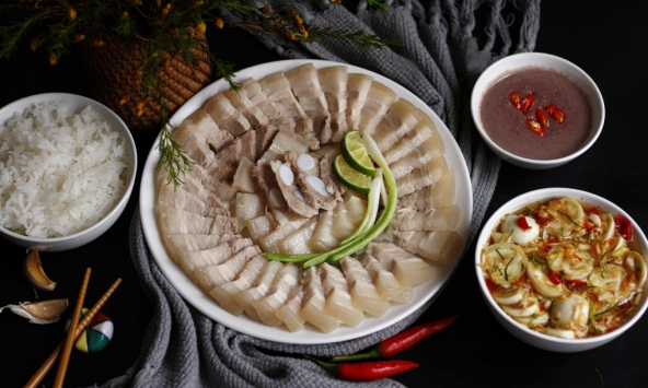 Đang luộc thịt mà đổ nước kiểu này thì 'vứt' cả nồi thịt đi ngay!