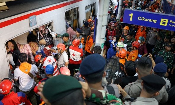 Hiện trường thảm kịch 2 tàu hỏa đâm nhau tại Indonesia: Ít nhất 7 người thiệt mạng, 81 người bị thương