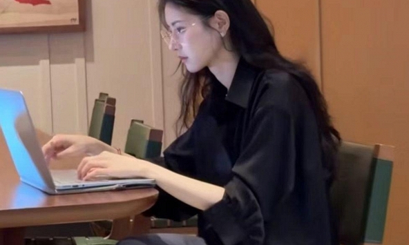 “Nghỉ lễ mà vẫn ôm việc”: Vì sao càng gần 30/4, dân văn phòng càng không dám dừng?