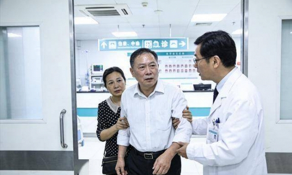 Người đàn ông 57 tuổi vào cấp cứu lúc nửa đêm, bác sĩ lắc đầu: 'Đừng chủ quan chuyện vợ chồng, làm 4 việc này có thể mất mạng'