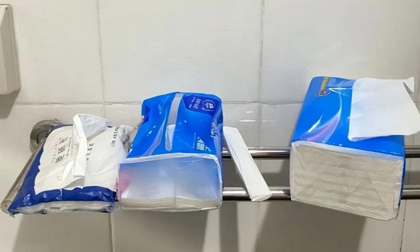 'Nhìn cuộn giấy vệ sinh của bạn cùng phòng, tôi mới biết mình nghèo' - Lời kể của 1 nữ sinh gây tò mò, cuộn giấy đó trông như nào?