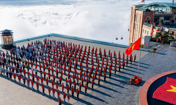 Núi Bà Đen tấp nập du khách đi chợ bằng lá và check-in đại lộ cờ hoa