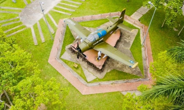 Sân bay quốc tế đầu tiên của Việt Nam được xây dựng ở đâu?