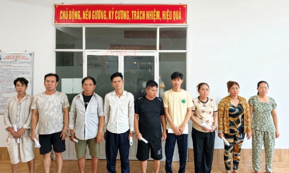 Thi hành lệnh bắt tạm giam Nguyễn Thị Em SN 1991 và 8 người khác