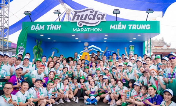 Tưởng đi chạy marathon ở Huế ai ngờ lạc vào bữa tiệc trên bãi biển, màn chơi lớn từ ban tổ chức khiến hàng ngàn runner phấn khích