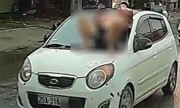 Bất ngờ lý do người đàn ông nằm trên capo ô tô đang chạy giữa phố Hà Nội