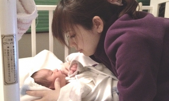 Con gái sinh con thứ hai, mẹ chồng ngày nào cũng bồi bổ yến, canh cá, gà tần… còn tôi thì nhất quyết bắt con ly hôn