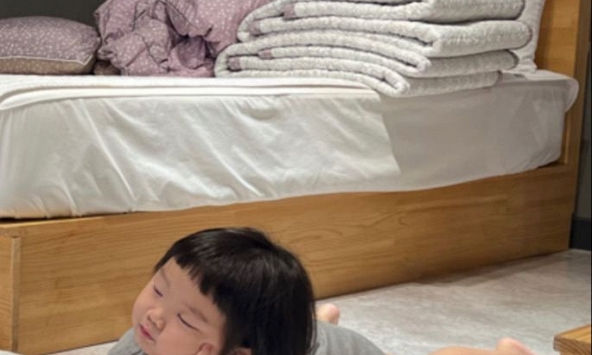 Mẹ hoảng hốt khi bé đang ngủ, nửa đêm bỗng bật dậy ngồi!