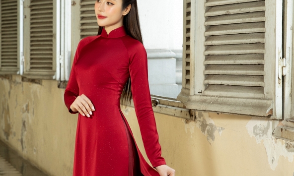 Mỹ nhân Việt gây ấn tượng với nhan sắc rạng rỡ, nổi bật trong tà áo dài đỏ