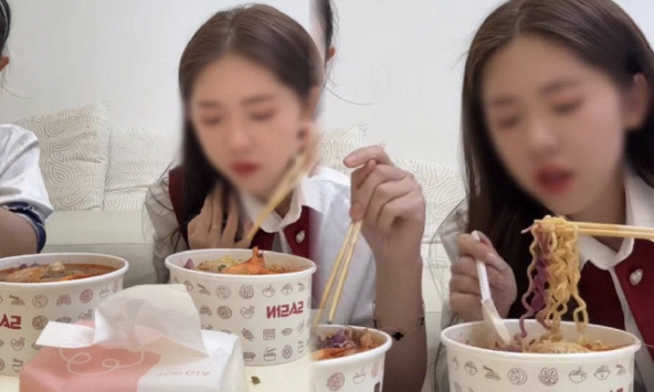 TikToker chê bánh mì “chỉ dành cho lúc khổ”, tiếp tục gây tranh cãi khi chê luôn mì cay Sasin của Quốc Trường