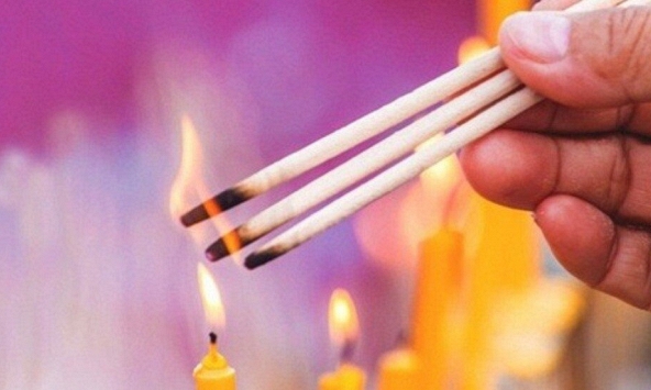 3 khung giờ nên thắp hương trong ngày