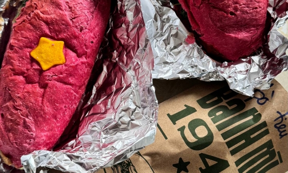 Ăn thử bánh mì 'quốc kỳ' đang hot ở Hà Nội với cam kết 'vỏ đỏ 100% organic'