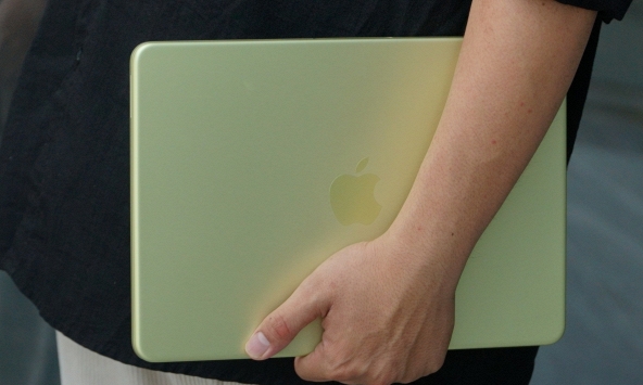 Chiếc MacBook rẻ nhất lịch sử bất ngờ giảm giá tại Việt Nam, đang 'cháy hàng' diện rộng