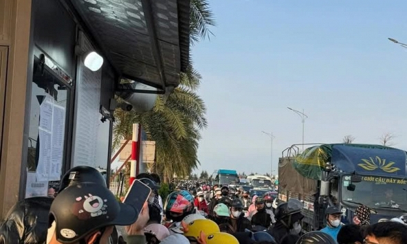 Choáng với cảnh 'biển người' đổ về Cát Bà sáng 30/4: Phà Đồng Bài đông đúc, ô tô nối đuôi dài cả cây số