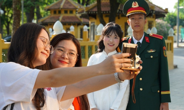 Từ Hải Phòng, Quảng Trị ra Hà Nội: 5h sáng dậy makeup, 7h có mặt ở Lăng Bác, 3 ngày khám phá hết thủ đô