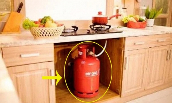 Đặt bình gas ngay dưới bếp gas là đúng hay là sai? Đáp án khiến nhiều người giật mình