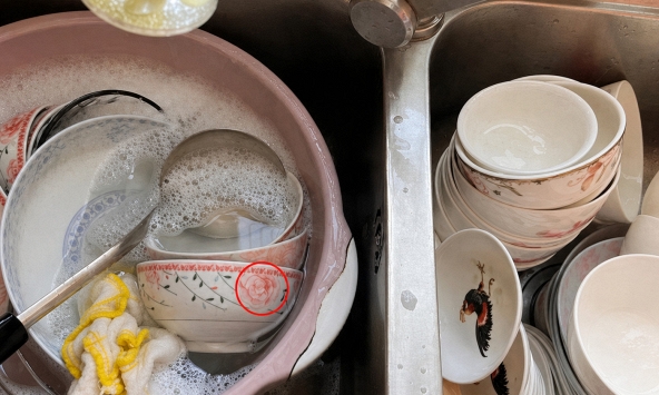 Dù giàu hay nghèo, thấy bát ăn có 5 dấu hiệu này cần thẳng tay vứt bỏ: Đừng ăn 'mầm bệnh'