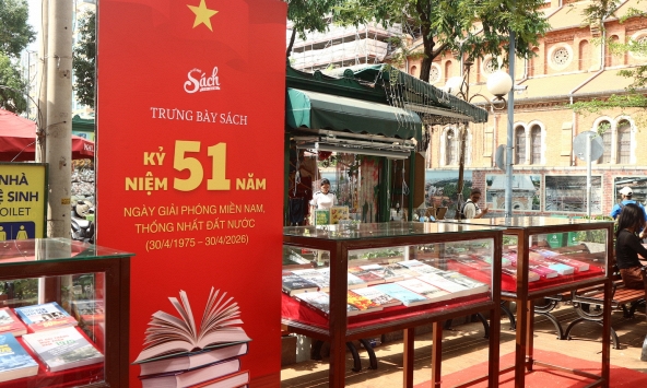 Nhiều bạn đọc trẻ hào hứng với Triển lãm sách chào mừng Đại lễ 30/4