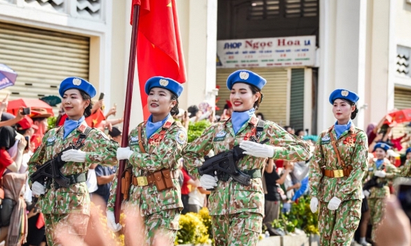“Kỷ niệm 1 năm ngày cả Thành phố rủ nhau đi ngủ bụi xem A50”