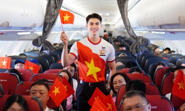 Sắc đỏ Vietjet lan tỏa niềm tự hào Việt Nam trên độ cao 10.000m