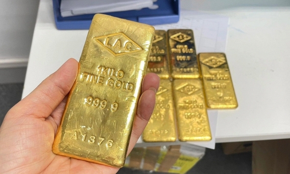 Cảnh sát chặn đứng cuốc xe shipper giao hàng lúc nửa đêm, phát hiện bí mật đáng ngờ trong lõi nồi cơm điện