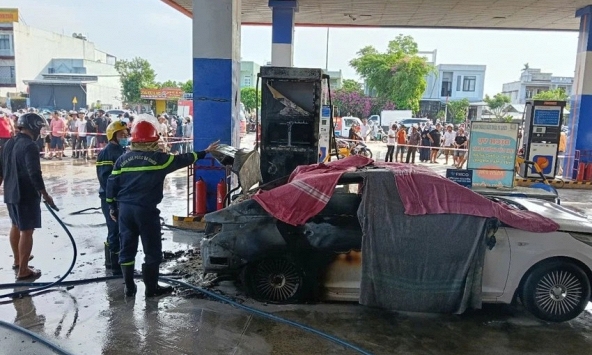 Đà Nẵng: Hiện trường vụ ô tô bốc cháy ở cây xăng khiến 2 người trong xe tử vong